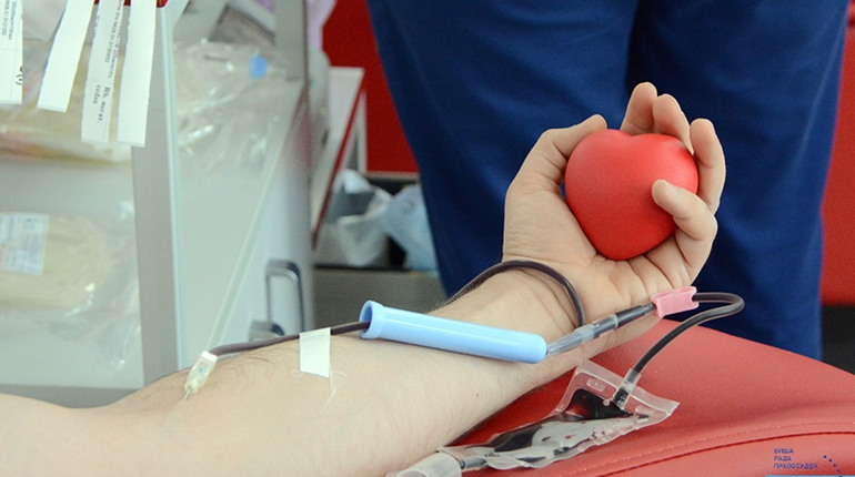 У Корюківській лікарні працювала виїзна бригада обласного Центру крові. Скільки прийшло донорів