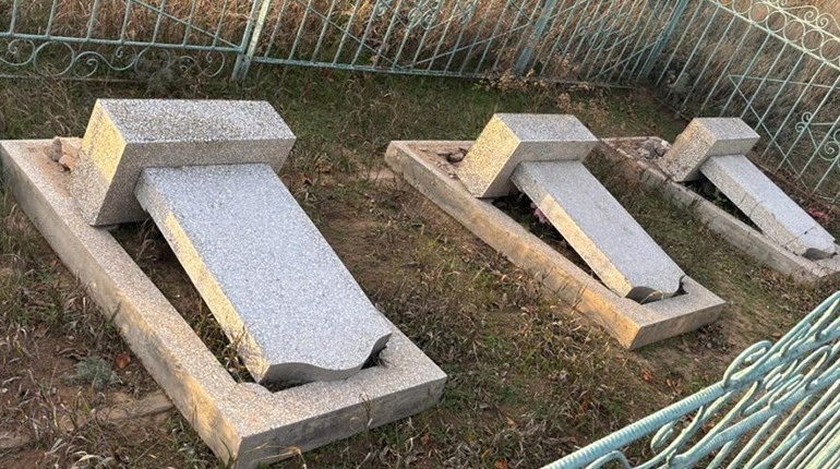 На Баштанщині хлопці пошкодили надгробки на 30 похованнях. Батьків оштрафують