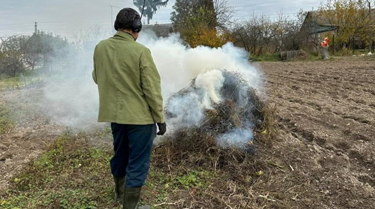 Спалювання сухої трави на Звягельщині: порушника оштрафують на понад 3 тисячі гривень