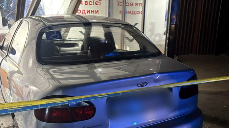 У Фастові п’яний водій Lanos в’їхав у магазин