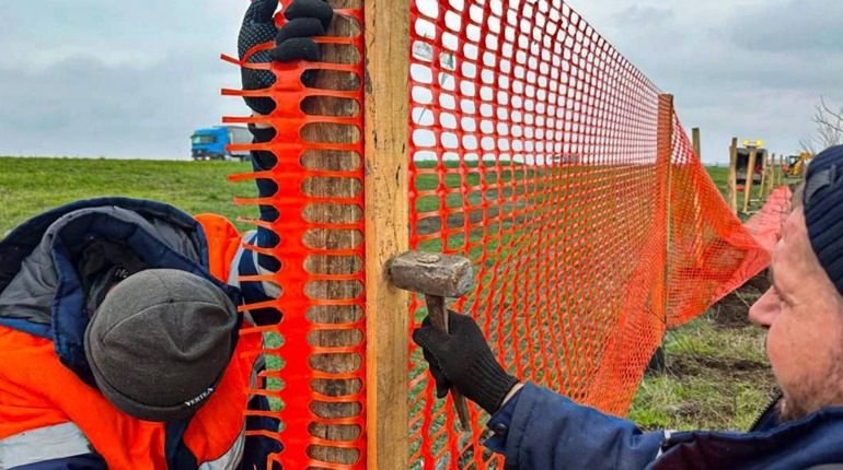 На Одещині готуються до снігів: встановлюють захист на дорогах