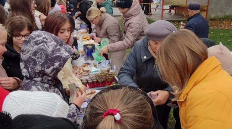 Ярмаркували для ЗСУ: ЗДО «Зайчик» зібрав понад 21 тисячу гривень для 25-ї десантної бригади