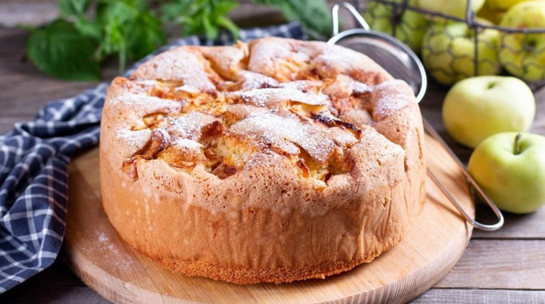 Повітряна шарлотка з яблуками: простий покроковий рецепт