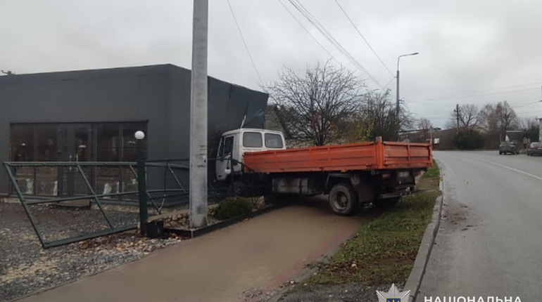 На Кременеччині вантажівка вʼїхала в магазин