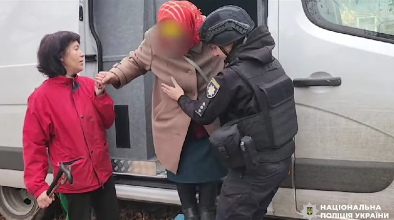 Евакуація з 5-кілометрової зони: Поліцейські врятували 73-річну жінку та її вірного Дружка