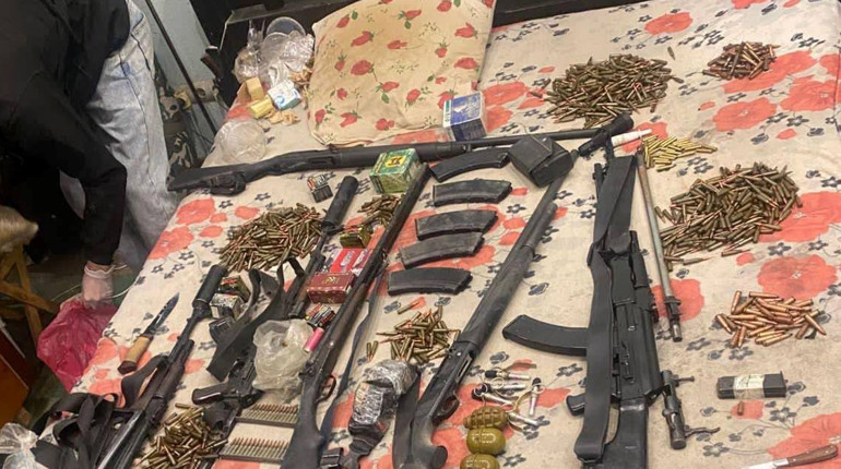 На Фастівщині 58-річний чоловік зберігав вдома арсенал зброї