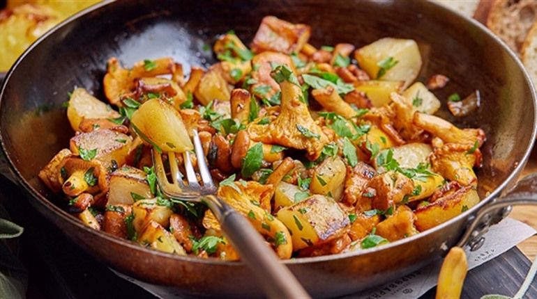 Печеня з лисичками та індичкою: ароматна домашня страва в духовці