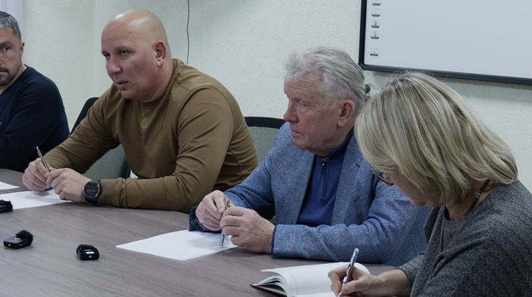 Ноутбуки, психологічна допомога та підземні школи: підсумки зустрічі влади з ветеранами Шосткинщини