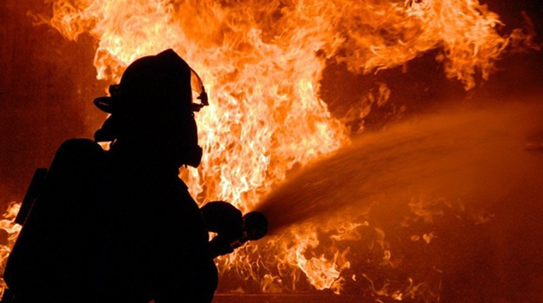 У селі Доброгостів горіла господарська будівля: вогонь міг перекинутися на житловий будинок та авто