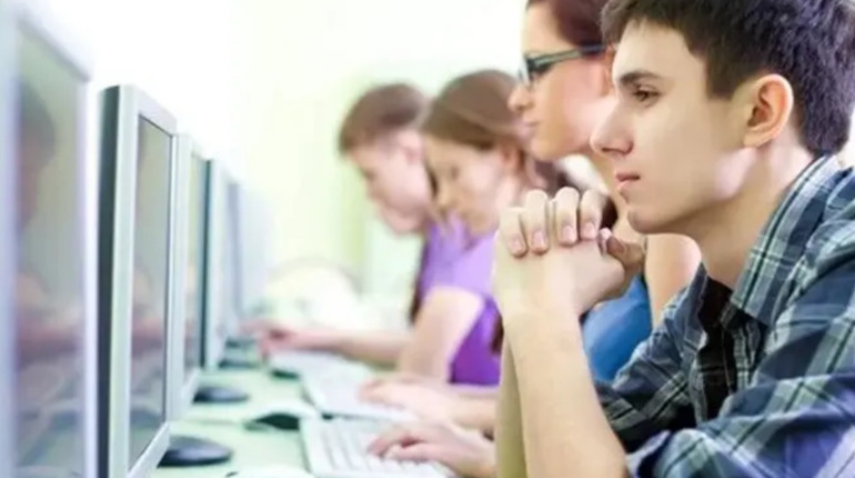 Формат НМТ у 2026 році залишили без змін: вступники складатимуть 4 предмети в один день