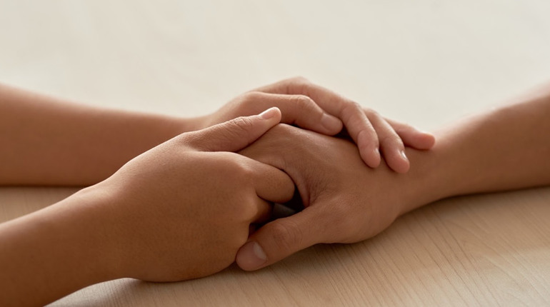 “Я поруч і можу допомогти”: як працівниці б’юті-сфери можуть підтримати тих, хто переніс насильство