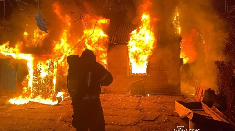 Горіли дах та майно: у Жовтих Водах палав будинок