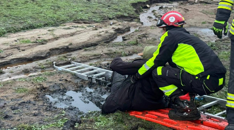 "Провалився і не міг вибратися": на Житомирщині чоловік застряг у болоті