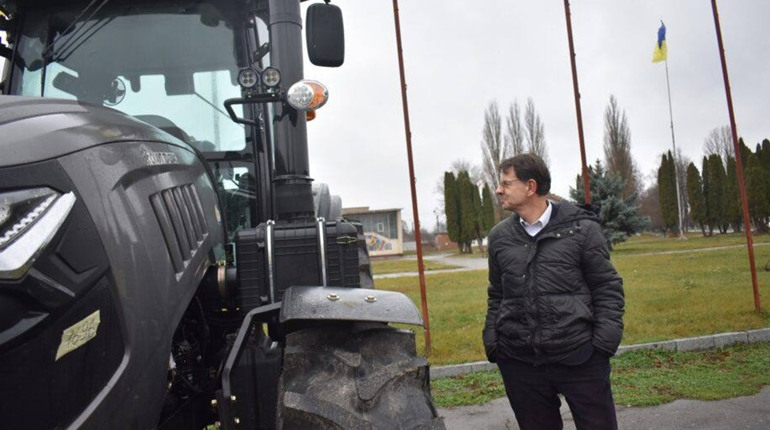 Швейцарія підсилює прикордонну Сумщину: Шостка отримала самоскид-маніпулятор для відновлення