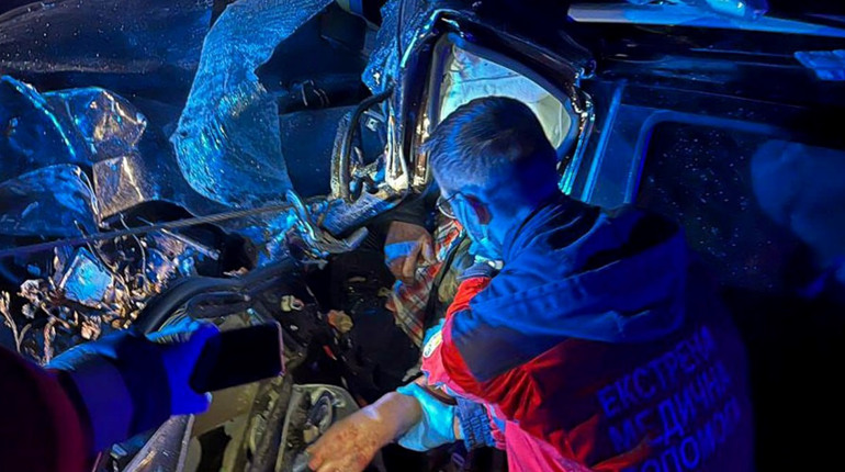 У Трилісах авто в’їхало в дерево: рятувальники деблокували водія