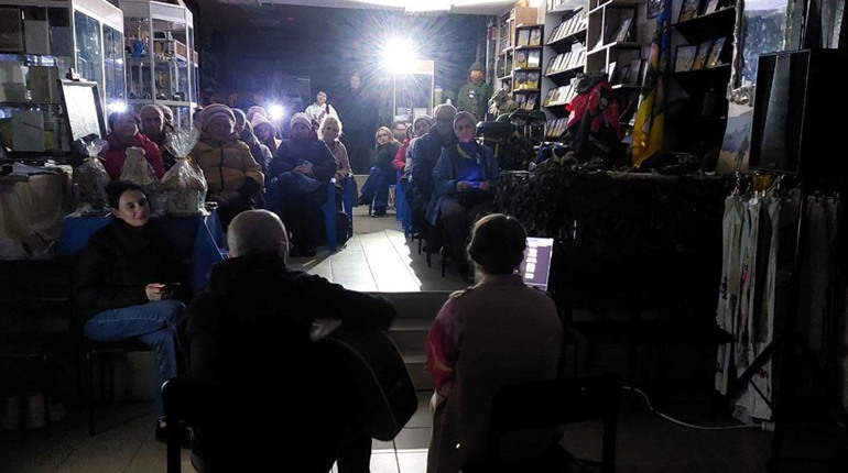 У темряві в музеї: у Південноукраїнську відбулася акція підтримки родин військовополонених