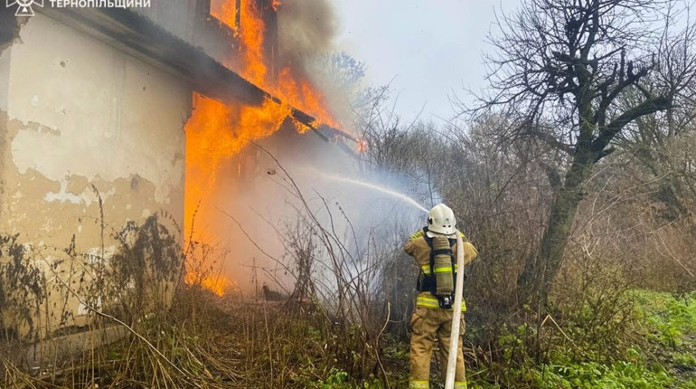 На Кременеччині горіла закинута будівля