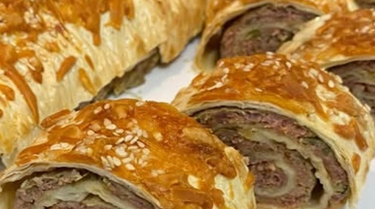 Готуємо сьогодні: апетитний швидкий рулет із лаваша з м'ясною начинкою та кунжутом