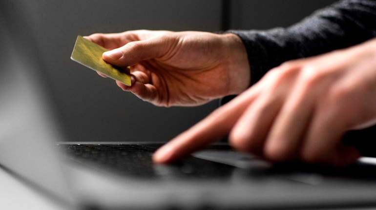 Втратив гроші, намагаючись отримати фейкову «зимову тисячу»: вже фіксують перші випадки шахрайства