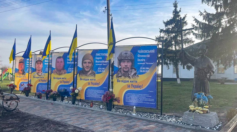 Алея Героїв у Ташані подовжилася портретами п'ятьох захисників, там встановили "Козака з Іскандеру"