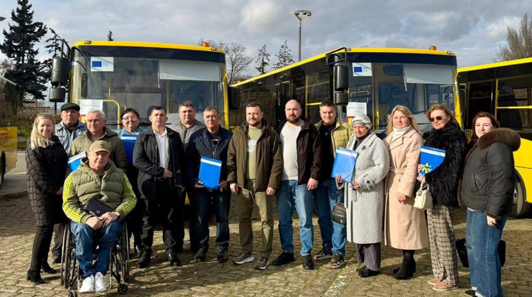 П’ять громад Одещини отримали нові шкільні автобуси (ФОТО)