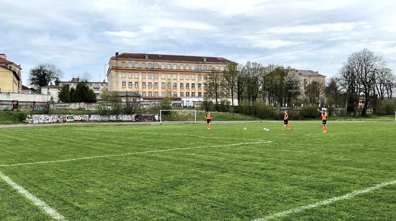 На території дитячої спортивної школи у Дрогобичі за 4 мільйони гривень ремонтують футбольне поле