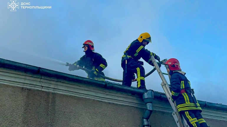 На Кременеччині рятувальники ліквідували пожежу господарської будівлі