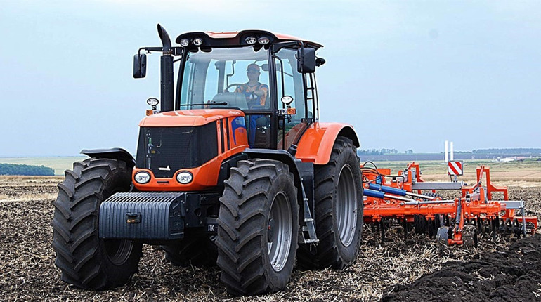 На Переяславщині шукають на роботу тракториста із зарплатнею 20 тисяч: актуальні вакансії