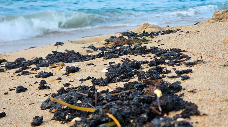 Чорне море знову накриває пляма мазуту через катастрофу річної давнини