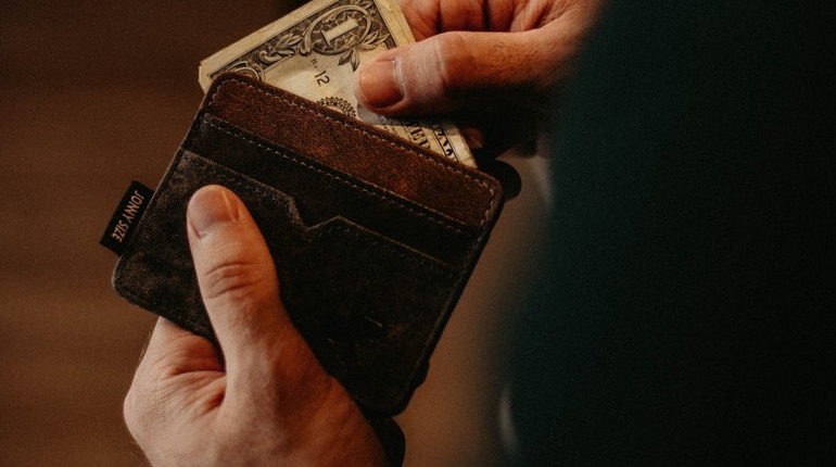 Переходила за посиланням — отримала борг: на Кременеччині жінка стала жертвою афери