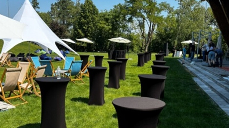 Парасолі для фуршету та весіль: як захистити гостей від сонця