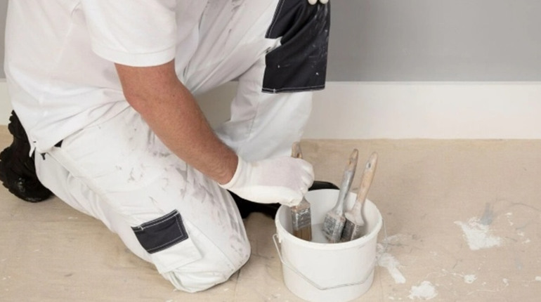 Який розчинник є найбезпечнішим для очищення пензлів після фарбування