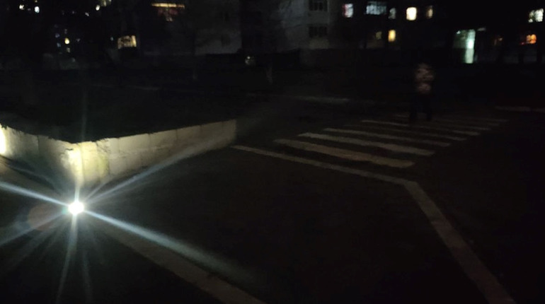 Як безпека пішохода на дорозі залежить від кольору одягу та наявності флікера: поради МОЗ і ДСНС