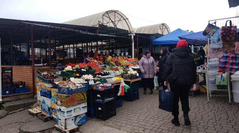 Молочка здорожчала, сезонні овочі здешевшали: ціни на центральному ринку Первомайська в листопаді