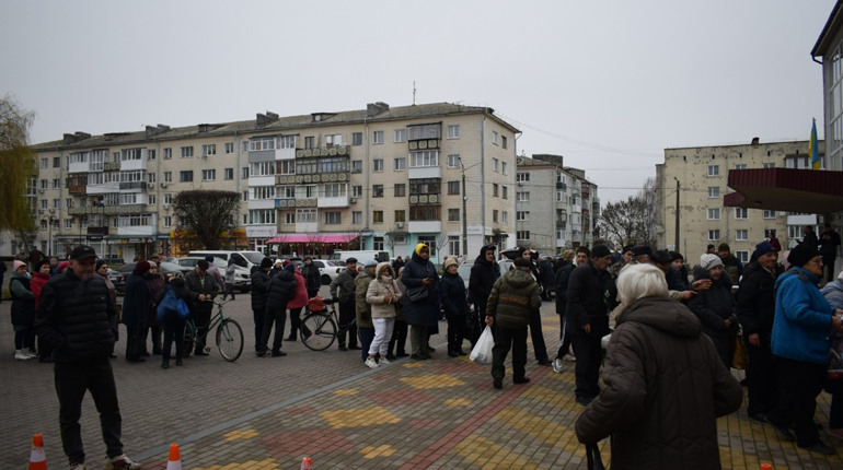 У Звягелі роздали 3,5 тисячі продуктових наборів