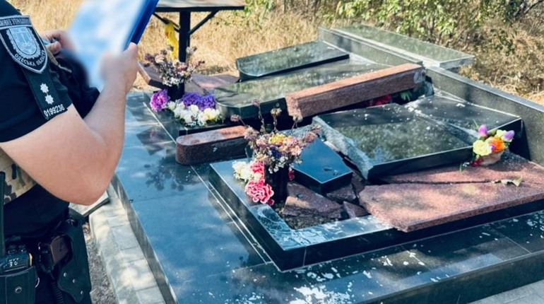 В Одесі чоловік пошкодив 86 могильних пам’ятників: збитки перевищили мільйон гривень