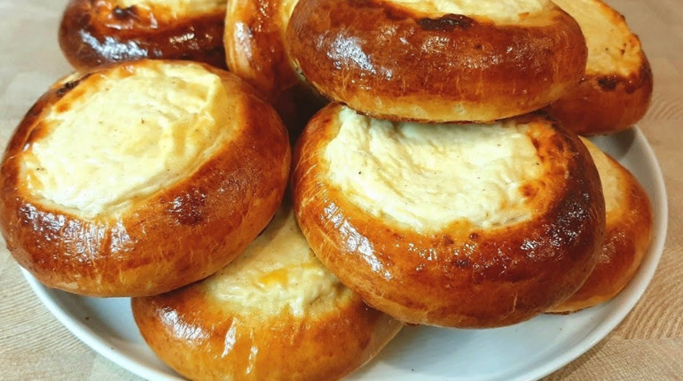 Ватрушки з сиром: покроковий рецепт пухкої випічки