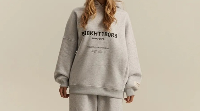 Худі жіночий: як обрати посадку, тканину й деталі