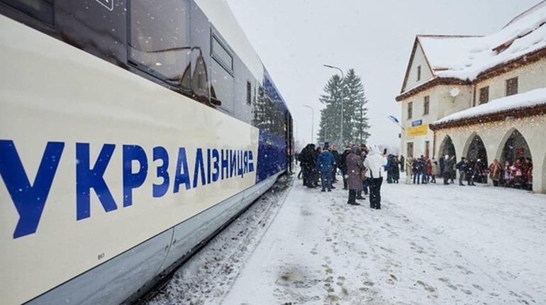 Подорожі на зимові свята: щогодинні поїзди до Львова та десятки нових рейсів від Укрзалізниці