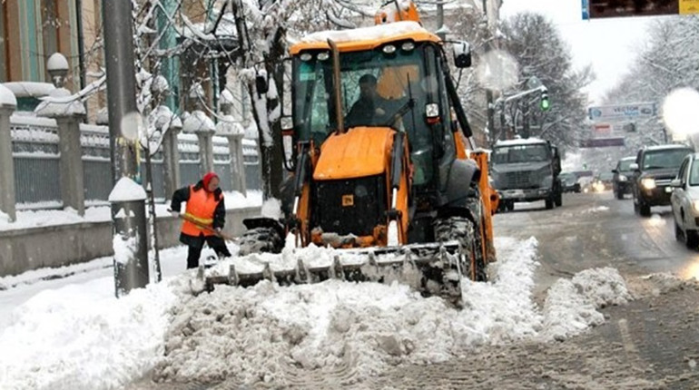 У Полонській громаді готуються до снігопадів: які підприємства і де будуть чистити сніг