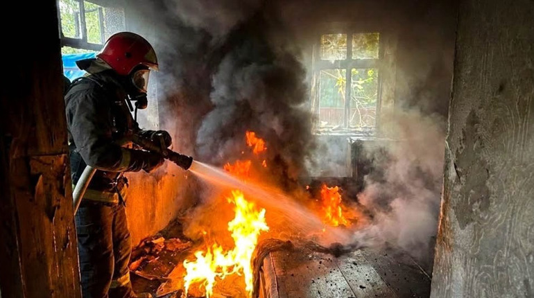 Пожежа на Кременеччині: вогнеборці врятували п’ять будівель від займань