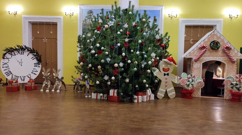 Попри виклики сьогодення, у Шостці засяяли вогні на головній ялинці міста