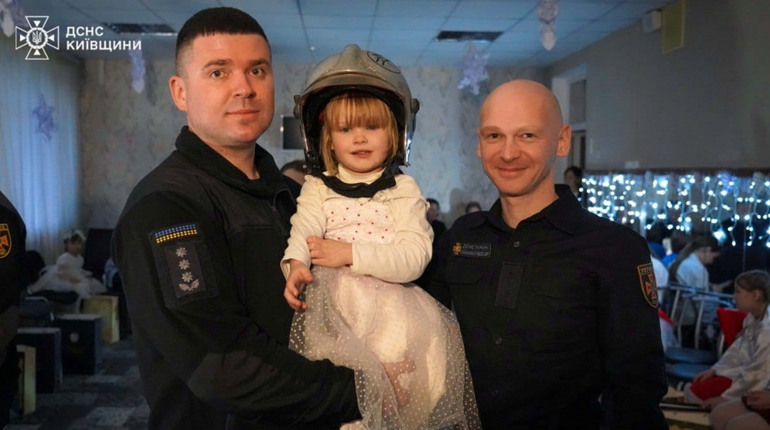 Рятувальники Київщини привезли подарунки дітям Центру «Переяслав» напередодні Дня святого Миколая