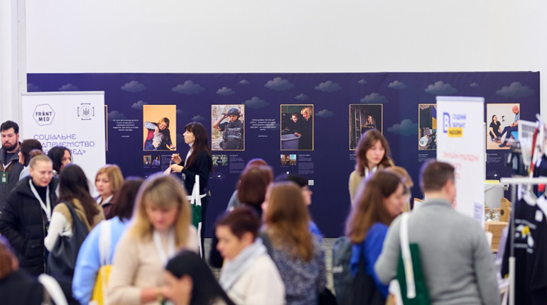 «Світло не згасає»: у Києві презентували фотовиставку про відновлення громад