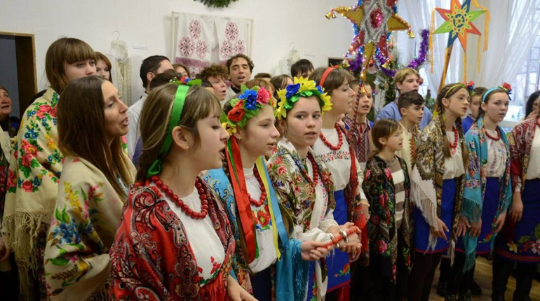 Запросіть коляду до хати: первомайський колектив «Джерельце» збиратиме кошти для ЗСУ