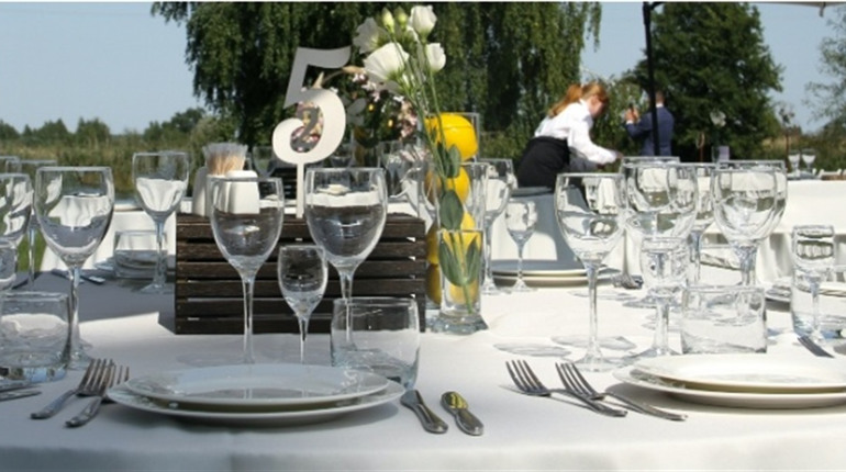 Як розрахувати кількість посуду для заходу: прості формули