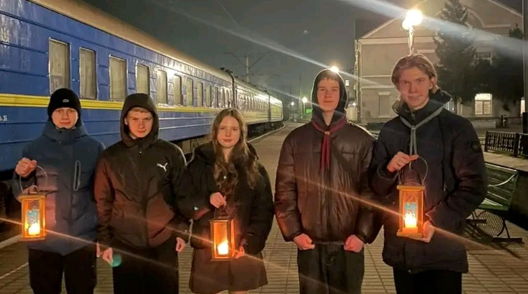 Вифлеємський вогонь миру прибув у Шепетівку: пластуни готові передавати далі вогонь добра