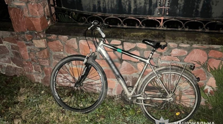 У Кременці біля магазину в чоловіка вкрали велосипед