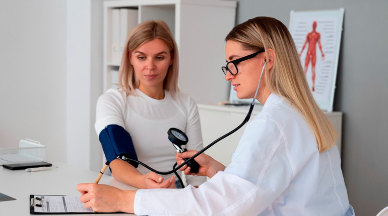 «Скринінг здоров'я 40+»: українцям надаватимуть 2000 грн на профілактичне обстеження