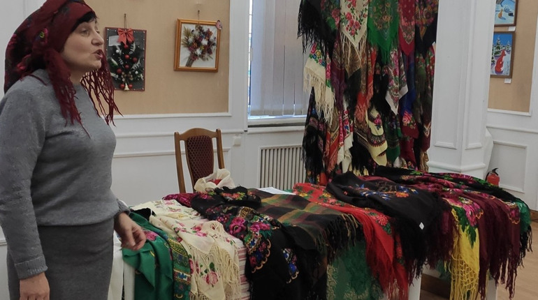 Відроджуючи традиції: у Фастівському музеї провели майстер-клас до Дня української хустки